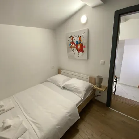 “marko” With Heated Pool! Vila