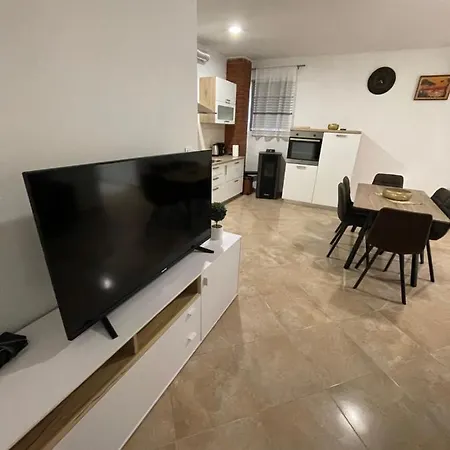 “marko” With Heated Pool! Vila