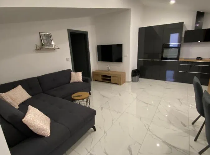 “marko” With Heated Pool! Vila