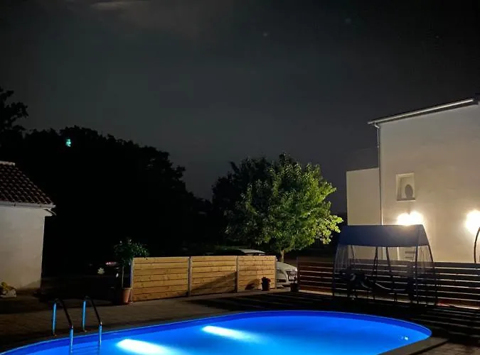 “marko” With Heated Pool! Vila *