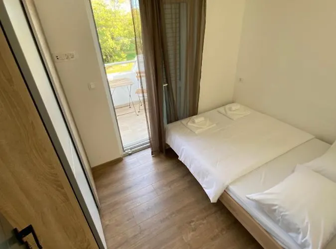 Villa “marko” With Heated Pool! Nin
