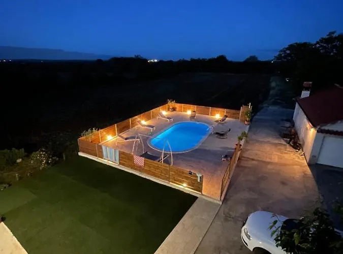 “marko” With Heated Pool! Vila