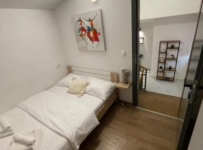 Villa “marko” With Heated Pool! Nin