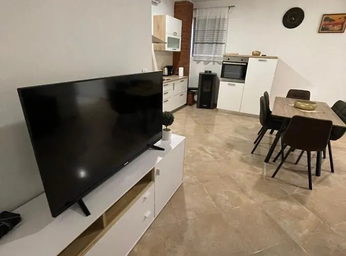 “marko” With Heated Pool! Vila