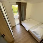 Villa “marko” With Heated Pool! Nin
