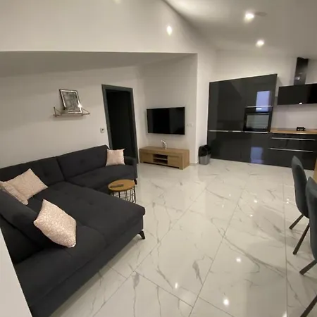 “marko” With Heated Pool! Villa