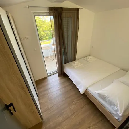 Villa “marko” With Heated Pool! Nin