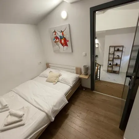 Villa “marko” With Heated Pool! Nin