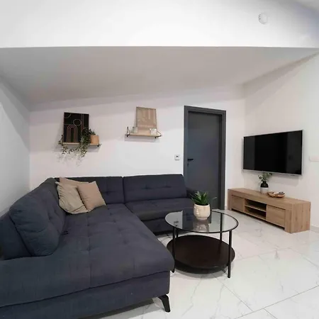 Villa “marko” With Heated Pool! Nin