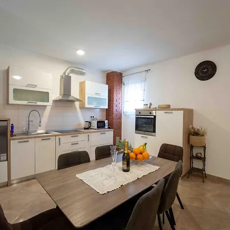 “marko” With Heated Pool! Villa