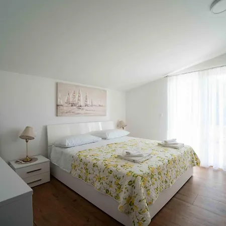 Villa “marko” With Heated Pool! Nin